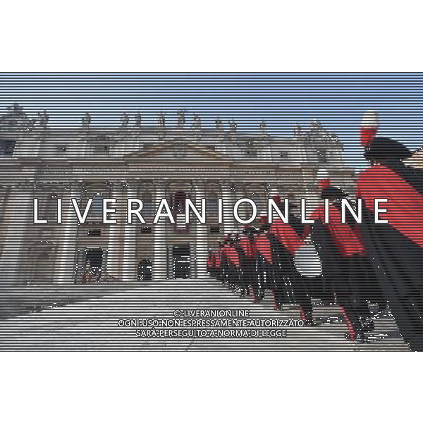 Messaggio natalizio e benedizione Urbi et Orbi - Citta\' del Vaticano - 25.12.2016 - Piazza San Pietro - nella foto: La banda dei Carabinieri si schiera sul sagrato della Basilica San Pietro / Ph. Corradetti-Ag. Aldo Liverani