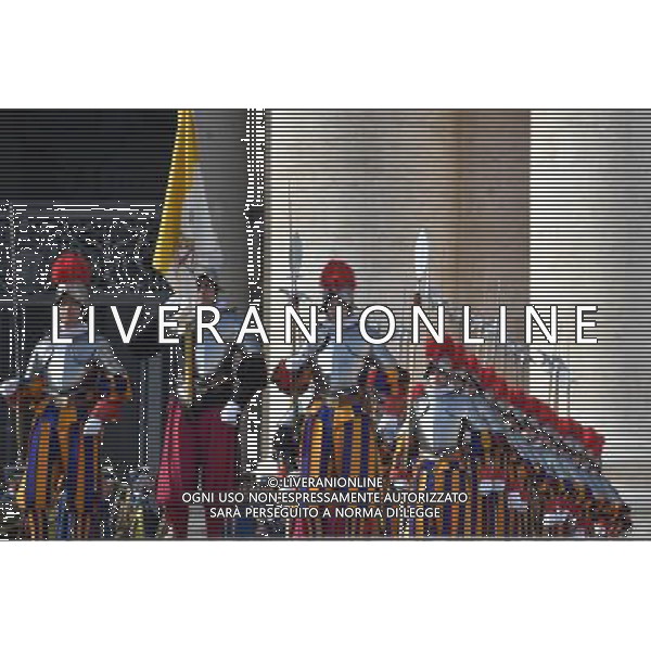 Messaggio natalizio e benedizione Urbi et Orbi - Citta\' del Vaticano - 25.12.2016 - Piazza San Pietro - nella foto: Le Guardie Svizzere si schierano sul sagrato della Basilica di San Pietro / Ph. Corradetti-Ag. Aldo Liverani