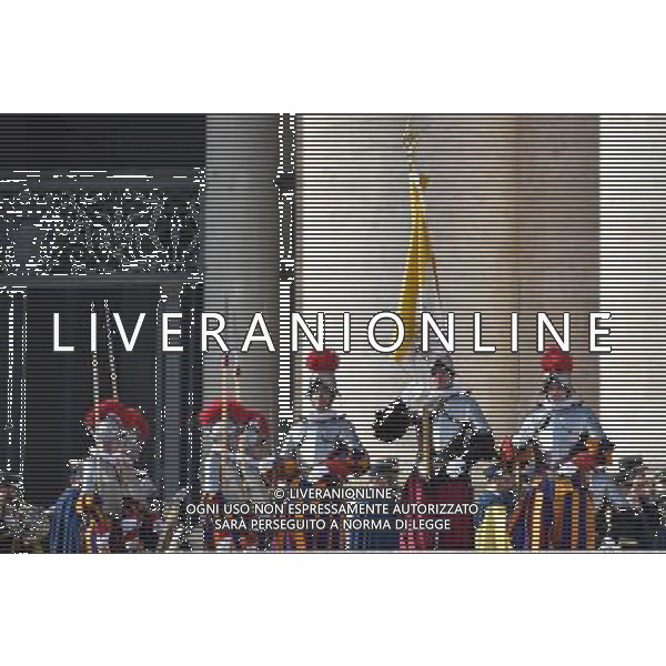 Messaggio natalizio e benedizione Urbi et Orbi - Citta\' del Vaticano - 25.12.2016 - Piazza San Pietro - nella foto: Le Guardie Svizzere si schierano sul sagrato della Basilica di San Pietro / Ph. Corradetti-Ag. Aldo Liverani