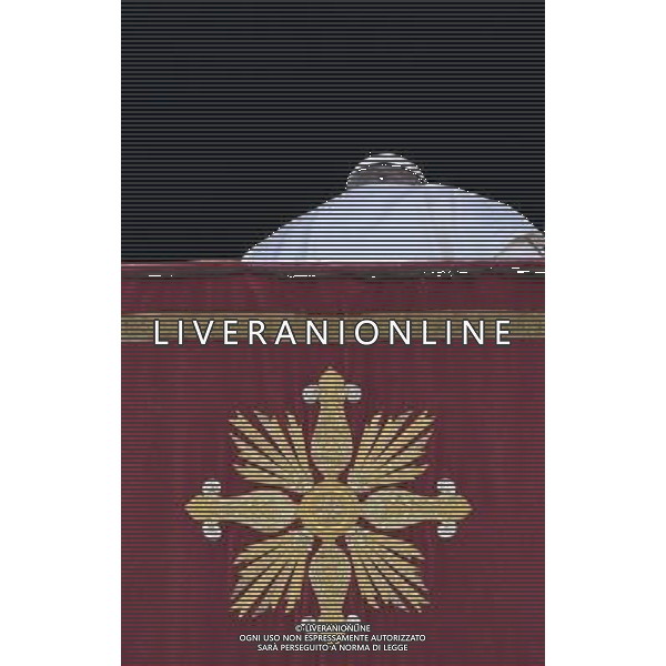 Messaggio natalizio e benedizione Urbi et Orbi - Citta\' del Vaticano - 25.12.2016 - Piazza San Pietro - nella foto: Papa Francesco lascia il loggione della Basilica San Pietro / Ph. Corradetti-Ag. Aldo Liverani