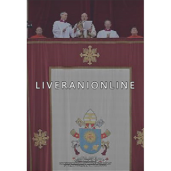 Messaggio natalizio e benedizione Urbi et Orbi - Citta\' del Vaticano - 25.12.2016 - Piazza San Pietro - nella foto: Papa Francesco sul loggione della Basilica San Pietro / Ph. Corradetti-Ag. Aldo Liverani