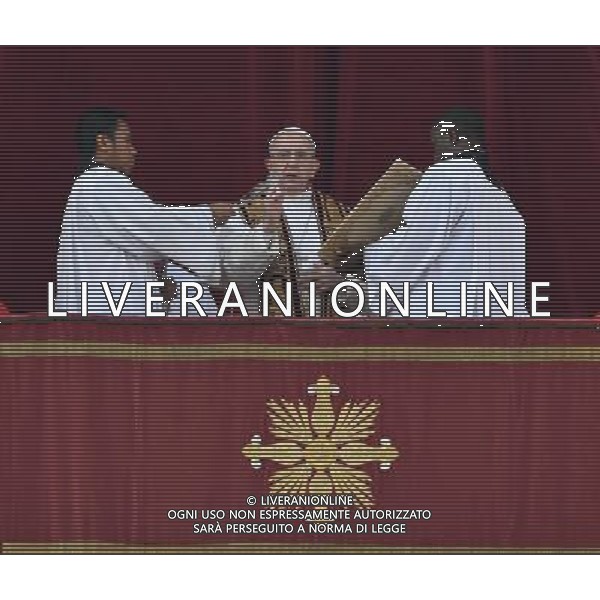 Messaggio natalizio e benedizione Urbi et Orbi - Citta\' del Vaticano - 25.12.2016 - Piazza San Pietro - nella foto: Papa Francesco / Ph. Corradetti-Ag. Aldo Liverani