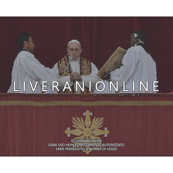 Messaggio natalizio e benedizione Urbi et Orbi - Citta\' del Vaticano - 25.12.2016 - Piazza San Pietro - nella foto: Papa Francesco / Ph. Corradetti-Ag. Aldo Liverani