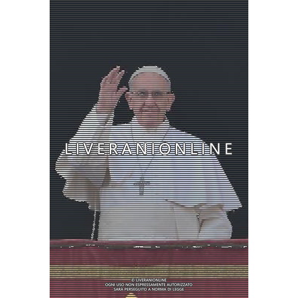 Messaggio natalizio e benedizione Urbi et Orbi - Citta\' del Vaticano - 25.12.2016 - Piazza San Pietro - nella foto: Papa Francesco / Ph. Corradetti-Ag. Aldo Liverani