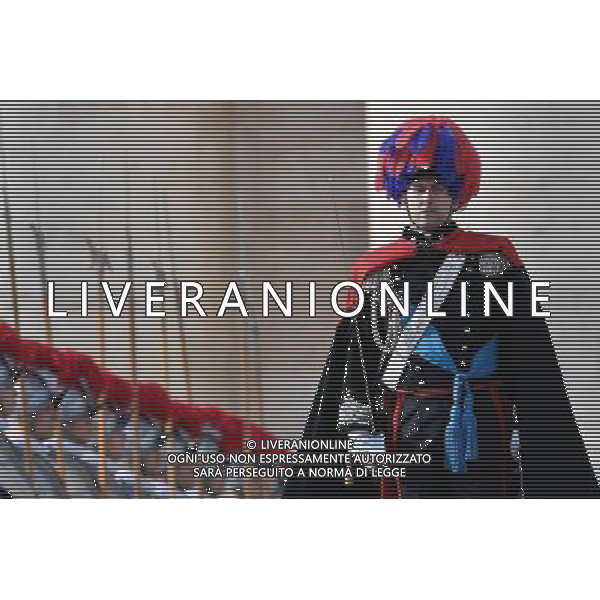 Messaggio natalizio e benedizione Urbi et Orbi - Citta\' del Vaticano - 25.12.2016 - Piazza San Pietro - nella foto: Il comandante dei Carabinieri passa in rassegna le Guardie Svizzere / Ph. Corradetti-Ag. Aldo Liverani