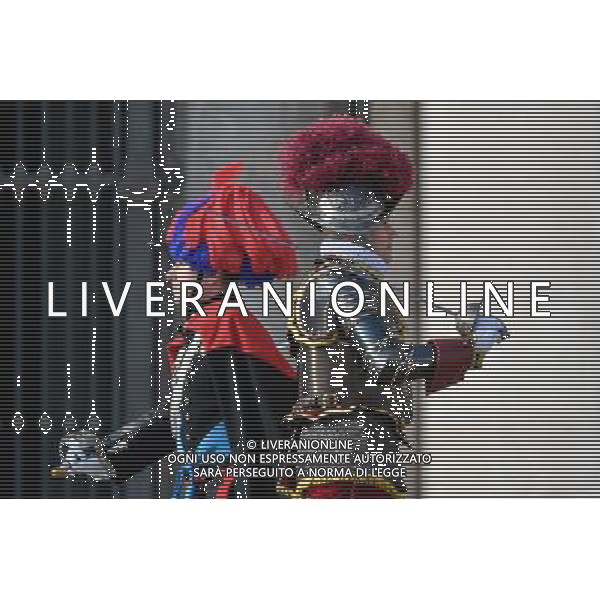 Messaggio natalizio e benedizione Urbi et Orbi - Citta\' del Vaticano - 25.12.2016 - Piazza San Pietro - nella foto: Il comandante delle Guardie Svizzera e il comandate dei Carabinieri / Ph. Corradetti-Ag. Aldo Liverani