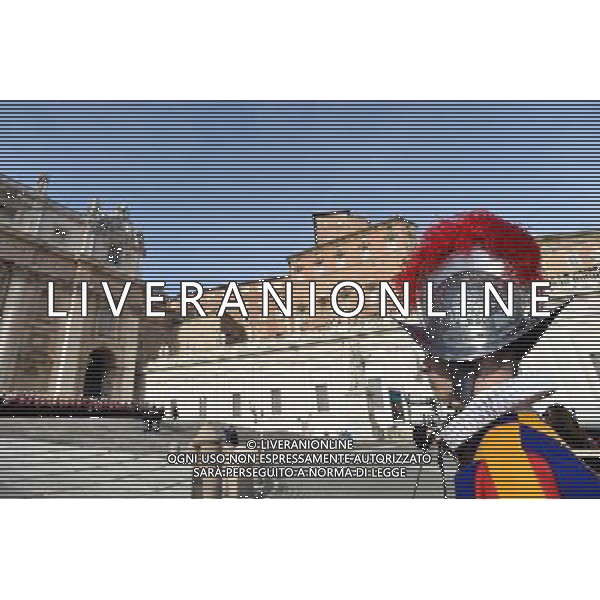 Messaggio natalizio e benedizione Urbi et Orbi - Citta\' del Vaticano - 25.12.2016 - Piazza San Pietro - nella foto: Una Guardia Svizzera presidia la piazza / Ph. Corradetti-Ag. Aldo Liverani