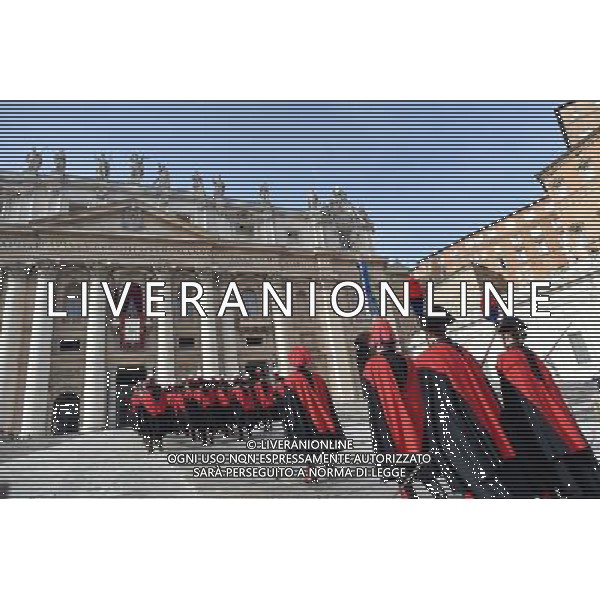 Messaggio natalizio e benedizione Urbi et Orbi - Citta\' del Vaticano - 25.12.2016 - Piazza San Pietro - nella foto: La banda dei Carabinieri si schiera sul sagrato della Basilica San Pietro / Ph. Corradetti-Ag. Aldo Liverani