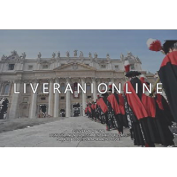Messaggio natalizio e benedizione Urbi et Orbi - Citta\' del Vaticano - 25.12.2016 - Piazza San Pietro - nella foto: La banda dei Carabinieri si schiera sul sagrato della Basilica San Pietro / Ph. Corradetti-Ag. Aldo Liverani