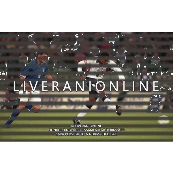 11-10-1997 ROMA-QUALIFICAZIONI AI MONDIALI FRANCIA 98 ITALIA-INGHILTERRA NELLA FOTO PAUL INCE CON CHRISTIAN VIERI AG ALDO LIVERANI SAS