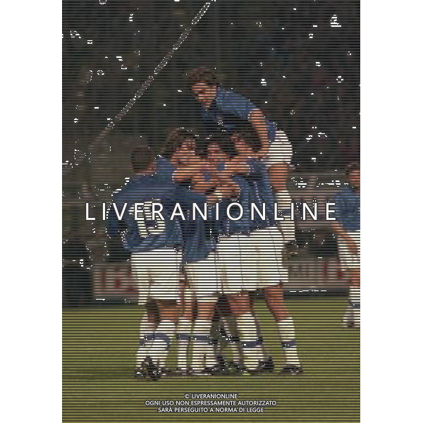 PARMA 22-04-1998 AMICHEVOLE INTERNAZIONALE ITALIA PARAGUAY NELLA FOTO ABBRACCI ITALIA AG ALDO LIVERANI SAS