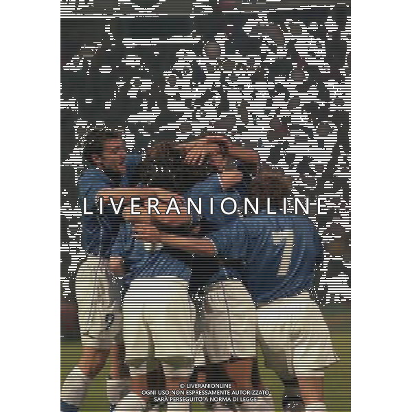 PARMA 22-04-1998 AMICHEVOLE INTERNAZIONALE ITALIA PARAGUAY NELLA FOTO ABBRACCI ITALIA AG ALDO LIVERANI SAS