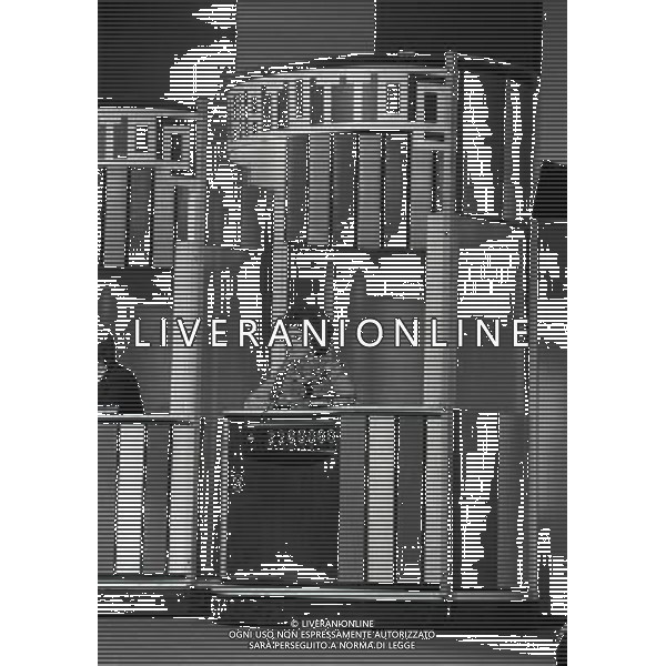 1975 PRIMA EDIZIONE DELLA TRASMISSIONE TELEVISIVA RISCHIATUTTO NELLA FOTO I BOX DEI CONCORENTI AG ALDO LIVERANI SAS