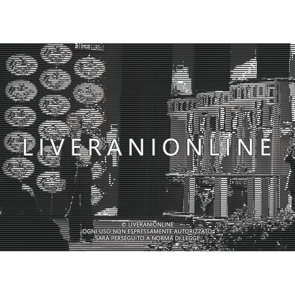 1975 PRIMA EDIZIONE DELLA TRASMISSIONE TELEVISIVA RISCHIATUTTO NELLA FOTO MIKE BONGIORNO AG ALDO LIVERANI SAS