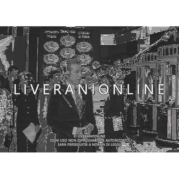 1975 PRIMA EDIZIONE DELLA TRASMISSIONE TELEVISIVA RISCHIATUTTO NELLA FOTO MIKE BONGIORNO AG ALDO LIVERANI SAS