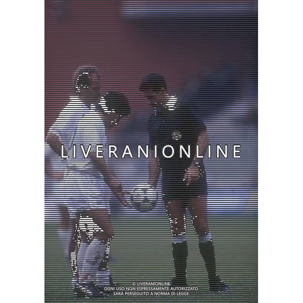RETROSPETTIVA ROSARIO LO BELLO ARBITRO CALCIO NELLA FOTO ROSARIO LO BELLO CON DIEGO ARMANDO MARADONA E ALEMAO AG ALDO LIVERANI SAS