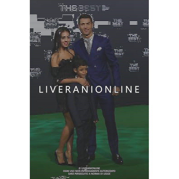 firo : FuÃŸball,Fussball : 09.01.2017 The Best FIFA Football Awards 2016 Weltfussballerwahl 2016, The Best, Cristiano Ronaldo mit Sohn, Freundin Irina Shayk , ganze Figur, Gestik, roter Teppich $worldrightsEs gelten unsere AGB, einsehbar auf www.firosportphoto.de copyright by firo sportphoto: Coesfelder Str. 207 D- 48249 DÃ¼lmen www.firosportphoto.de mail@firosportphoto.de (V o l k s b a n k B o c h u m - W i t t e n ) IBAN DE68 4306 0129 0341 1171 00 Tel: +49-2594 - 9916004 Fax: +49-2594 - 9916005 / AGENZIA ALDO LIVERANI SAS - ITALY ONLY EDITORIAL USE ONLY 