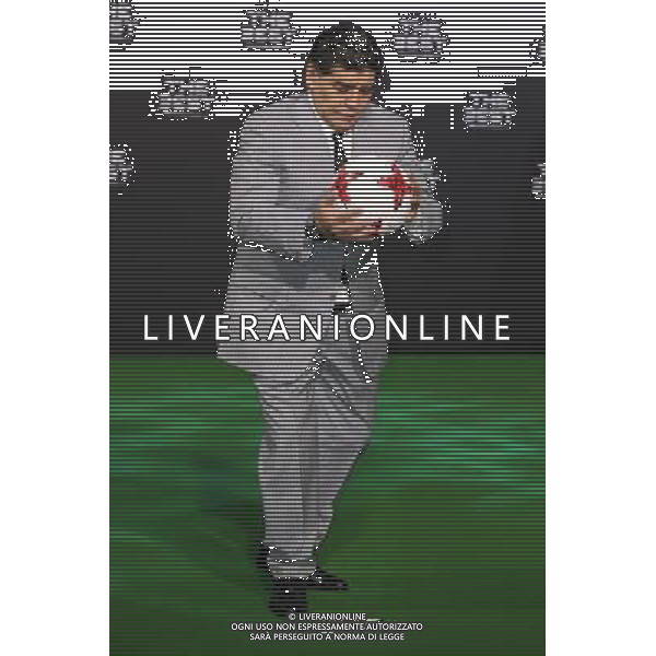 firo : FuÃŸball,Fussball : 09.01.2017 The Best FIFA Football Awards 2016 Weltfussballerwahl 2016, The Best, Diego Armando Maradonna, ganze Figur, Gestik, roter Teppich, mit Ball $worldrightsEs gelten unsere AGB, einsehbar auf www.firosportphoto.de copyright by firo sportphoto: Coesfelder Str. 207 D- 48249 DÃ¼lmen www.firosportphoto.de mail@firosportphoto.de (V o l k s b a n k B o c h u m - W i t t e n ) IBAN DE68 4306 0129 0341 1171 00 Tel: +49-2594 - 9916004 Fax: +49-2594 - 9916005 / AGENZIA ALDO LIVERANI SAS - ITALY ONLY EDITORIAL USE ONLY 