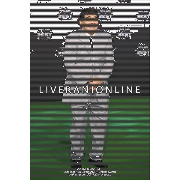 firo : FuÃŸball,Fussball : 09.01.2017 The Best FIFA Football Awards 2016 Weltfussballerwahl 2016, The Best, Diego Armando Maradonna, ganze Figur, Gestik, roter Teppich $worldrightsEs gelten unsere AGB, einsehbar auf www.firosportphoto.de copyright by firo sportphoto: Coesfelder Str. 207 D- 48249 DÃ¼lmen www.firosportphoto.de mail@firosportphoto.de (V o l k s b a n k B o c h u m - W i t t e n ) IBAN DE68 4306 0129 0341 1171 00 Tel: +49-2594 - 9916004 Fax: +49-2594 - 9916005 / AGENZIA ALDO LIVERANI SAS - ITALY ONLY EDITORIAL USE ONLY 