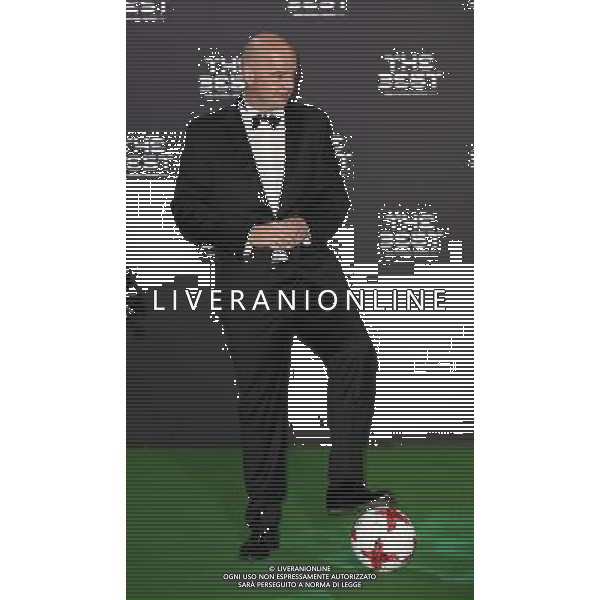 firo : FuÃŸball,Fussball : 09.01.2017 The Best FIFA Football Awards 2016 Weltfussballerwahl 2016, The Best, Gianni Infantin ( PrÃ¤sident des Weltfussballverbandes FIFA ), ganze Figur, Gestik, FuÃŸ auf Fussball, mit Ball $worldrightsEs gelten unsere AGB, einsehbar auf www.firosportphoto.de copyright by firo sportphoto: Coesfelder Str. 207 D- 48249 DÃ¼lmen www.firosportphoto.de mail@firosportphoto.de (V o l k s b a n k B o c h u m - W i t t e n ) IBAN DE68 4306 0129 0341 1171 00 Tel: +49-2594 - 9916004 Fax: +49-2594 - 9916005 / AGENZIA ALDO LIVERANI SAS - ITALY ONLY EDITORIAL USE ONLY 