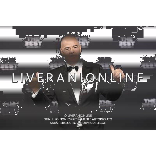 firo : FuÃŸball,Fussball : 09.01.2017 The Best FIFA Football Awards 2016 Weltfussballerwahl 2016, The Best, Gianni Infantin ( PrÃ¤sident des Weltfussballverbandes FIFA ), halbe Figur, Gestik, beide Daumen hoch, roter Teppich $worldrightsEs gelten unsere AGB, einsehbar auf www.firosportphoto.de copyright by firo sportphoto: Coesfelder Str. 207 D- 48249 DÃ¼lmen www.firosportphoto.de mail@firosportphoto.de (V o l k s b a n k B o c h u m - W i t t e n ) IBAN DE68 4306 0129 0341 1171 00 Tel: +49-2594 - 9916004 Fax: +49-2594 - 9916005 / AGENZIA ALDO LIVERANI SAS - ITALY ONLY EDITORIAL USE ONLY 