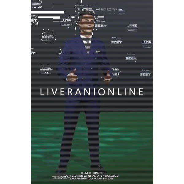 firo : FuÃŸball,Fussball : 09.01.2017 The Best FIFA Football Awards 2016 Weltfussballerwahl 2016, The Best, Cristiano Ronaldo, ganze Figur, Gestik, Freude, beide Daumen hoch, roter Teppich $worldrightsEs gelten unsere AGB, einsehbar auf www.firosportphoto.de copyright by firo sportphoto: Coesfelder Str. 207 D- 48249 DÃ¼lmen www.firosportphoto.de mail@firosportphoto.de (V o l k s b a n k B o c h u m - W i t t e n ) IBAN DE68 4306 0129 0341 1171 00 Tel: +49-2594 - 9916004 Fax: +49-2594 - 9916005 / AGENZIA ALDO LIVERANI SAS - ITALY ONLY EDITORIAL USE ONLY 