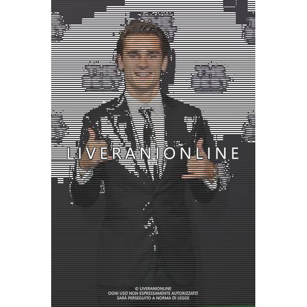 firo : FuÃŸball,Fussball : 09.01.2017 The Best FIFA Football Awards 2016 Weltfussballerwahl 2016, The Best, Antoine Griezmann, halbe Figur, Gestik, roter Teppich $worldrightsEs gelten unsere AGB, einsehbar auf www.firosportphoto.de copyright by firo sportphoto: Coesfelder Str. 207 D- 48249 DÃ¼lmen www.firosportphoto.de mail@firosportphoto.de (V o l k s b a n k B o c h u m - W i t t e n ) IBAN DE68 4306 0129 0341 1171 00 Tel: +49-2594 - 9916004 Fax: +49-2594 - 9916005 / AGENZIA ALDO LIVERANI SAS - ITALY ONLY EDITORIAL USE ONLY 