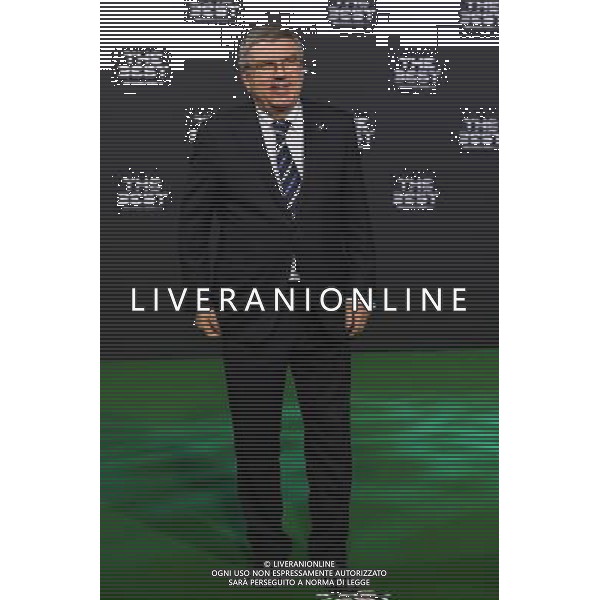 firo : FuÃŸball,Fussball : 09.01.2017 The Best FIFA Football Awards 2016 Weltfussballerwahl 2016, The Best, IOC-PrÃ¤sident Thomas Bach, ganze Figur, Gestik $worldrightsEs gelten unsere AGB, einsehbar auf www.firosportphoto.de copyright by firo sportphoto: Coesfelder Str. 207 D- 48249 DÃ¼lmen www.firosportphoto.de mail@firosportphoto.de (V o l k s b a n k B o c h u m - W i t t e n ) IBAN DE68 4306 0129 0341 1171 00 Tel: +49-2594 - 9916004 Fax: +49-2594 - 9916005 / AGENZIA ALDO LIVERANI SAS - ITALY ONLY EDITORIAL USE ONLY 