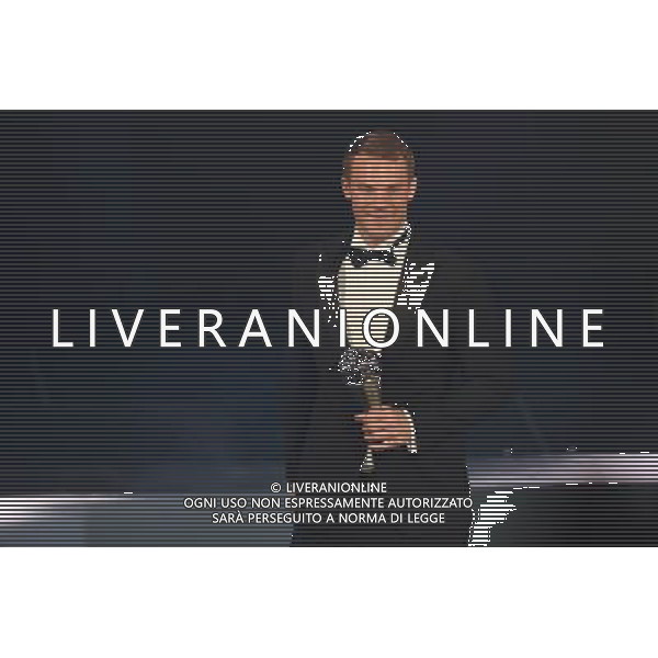 firo : FuÃŸball,Fussball : 09.01.2017 The Best FIFA Football Awards 2016 Weltfussballerwahl 2016, The Best, Manuel Neuer, halbe Figur, Gestik, mit Pokal $worldrightsEs gelten unsere AGB, einsehbar auf www.firosportphoto.de copyright by firo sportphoto: Coesfelder Str. 207 D- 48249 DÃ¼lmen www.firosportphoto.de mail@firosportphoto.de (V o l k s b a n k B o c h u m - W i t t e n ) IBAN DE68 4306 0129 0341 1171 00 Tel: +49-2594 - 9916004 Fax: +49-2594 - 9916005 / AGENZIA ALDO LIVERANI SAS - ITALY ONLY EDITORIAL USE ONLY 