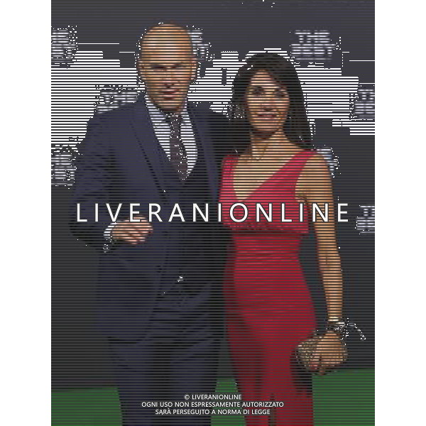 firo : FuÃŸball,Fussball : 09.01.2017 The Best FIFA Football Awards 2016 Weltfussballerwahl 2016, The Best, Zinedine Zidane, mit Ehefrau, halbe Figur, Gestik $worldrightsEs gelten unsere AGB, einsehbar auf www.firosportphoto.de copyright by firo sportphoto: Coesfelder Str. 207 D- 48249 DÃ¼lmen www.firosportphoto.de mail@firosportphoto.de (V o l k s b a n k B o c h u m - W i t t e n ) IBAN DE68 4306 0129 0341 1171 00 Tel: +49-2594 - 9916004 Fax: +49-2594 - 9916005 / AGENZIA ALDO LIVERANI SAS - ITALY ONLY EDITORIAL USE ONLY 