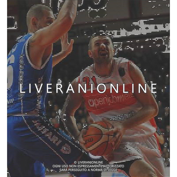 BASKET SERIE A1, OPENJOBMETIS VS BANCO DI SARDEGNA SASSARI, PALA2A, VARESE, 22-01-2017,NELLA FOTO: FERRERO GIANCARLO VS LYDEKA TAUTVYDAS Â© IEMMI / AGENZIA ALDO LIVERANI SAS OPENJOBMETIS VARESE VS BANCO DI SARDEGNA SASSARI, CAMPIONATO BASKET SERIE A1 PALA2A, VARESE, 22 GENNAIO 2017