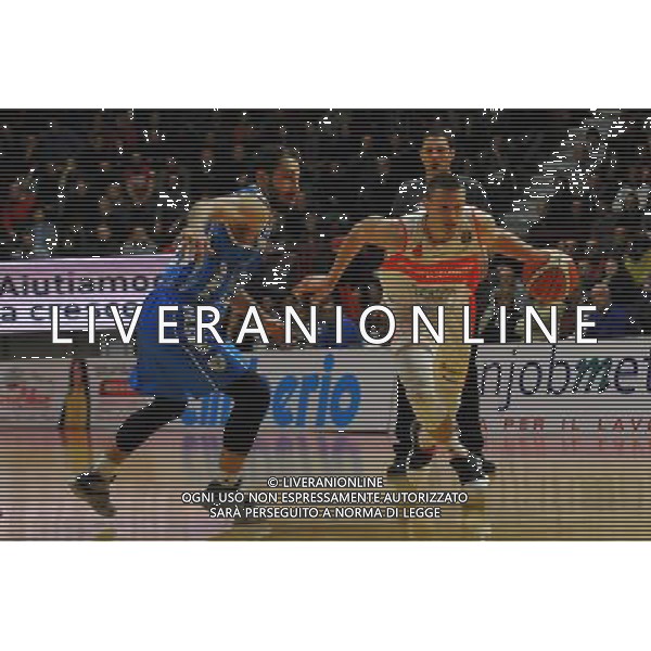 BASKET SERIE A1, OPENJOBMETIS VS BANCO DI SARDEGNA SASSARI, PALA2A, VARESE, 22-01-2017,NELLA FOTO: AVRAMOVIC ALEKSA VS STIPCEVIC ROK Â© IEMMI / AGENZIA ALDO LIVERANI SAS OPENJOBMETIS VARESE VS BANCO DI SARDEGNA SASSARI, CAMPIONATO BASKET SERIE A1 PALA2A, VARESE, 22 GENNAIO 2017