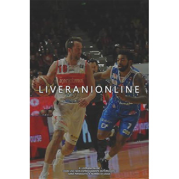 BASKET SERIE A1, OPENJOBMETIS VS BANCO DI SARDEGNA SASSARI, PALA2A, VARESE, 22-01-2017,NELLA FOTO: CAVALIERO DANIELE VS LACEY TREVOR Â© IEMMI / AGENZIA ALDO LIVERANI SAS OPENJOBMETIS VARESE VS BANCO DI SARDEGNA SASSARI, CAMPIONATO BASKET SERIE A1 PALA2A, VARESE, 22 GENNAIO 2017