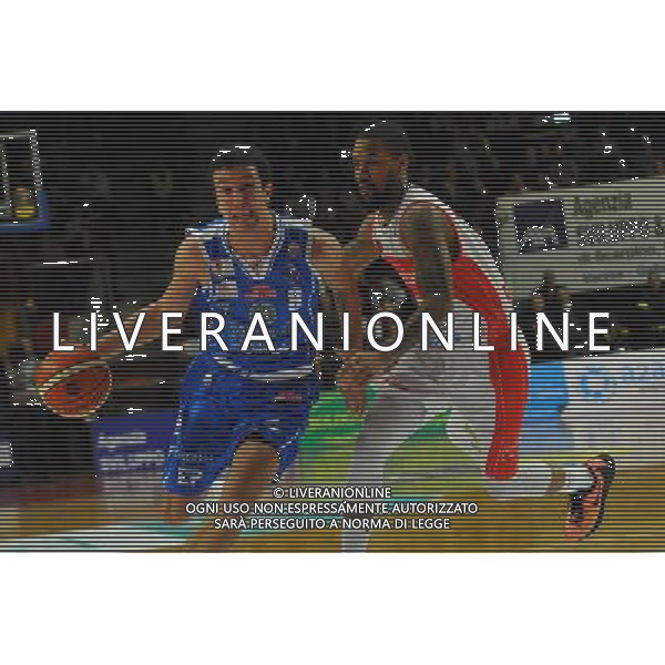 BASKET SERIE A1, OPENJOBMETIS VS BANCO DI SARDEGNA SASSARI, PALA2A, VARESE, 22-01-2017,NELLA FOTO: DEVECCHI GIACOMO VS MAYNOR ERIC Â© IEMMI / AGENZIA ALDO LIVERANI SAS OPENJOBMETIS VARESE VS BANCO DI SARDEGNA SASSARI, CAMPIONATO BASKET SERIE A1 PALA2A, VARESE, 22 GENNAIO 2017