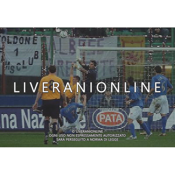 Milano 26/03/2005 Italia - Scozia qualificani mondiali 2006 nella foto parata di gianluigi buffon ph luzzani/agenzia aldo liverani