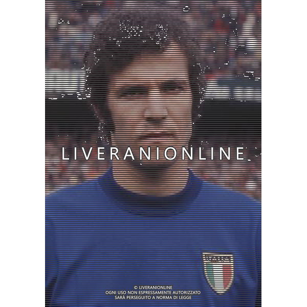 RETROSPETTIVA LUCIANO SPINOSI CALCIATORE E ALLENATORE NELLA FOTO LUCIANO SPINOSI CON LA MAGLIA DELLA NAZIONALE ITALIANA AG ALDO LIVERANI SAS