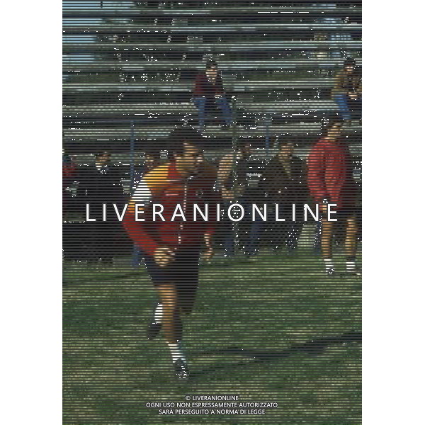 RETROSPETTIVA LUCIANO SPINOSI CALCIATORE E ALLENATORE NELLA FOTO LUCIANO SPINOSI CON LA MAGLIA DELLA ROMA AG ALDO LIVERANI SAS