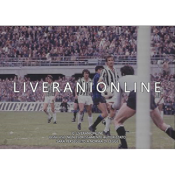 RETROSPETTIVA LUCIANO SPINOSI CALCIATORE E ALLENATORE NELLA FOTO LUCIANO SPINOSI CON LA MAGLIA DELLA JUVENTUS AG ALDO LIVERANI SAS