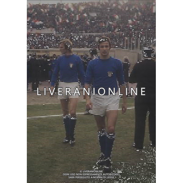 RETROSPETTIVA LUCIANO SPINOSI CALCIATORE E ALLENATORE NELLA FOTO LUCIANO SPINOSI CON LA MAGLIA DELLA NAZIONALE ITALIANA E FRANCESCO MORINI AG ALDO LIVERANI SAS