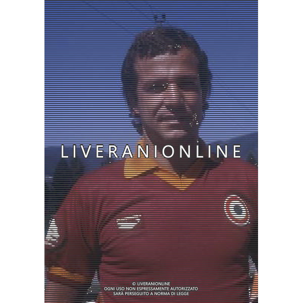 RETROSPETTIVA LUCIANO SPINOSI CALCIATORE E ALLENATORE NELLA FOTO LUCIANO SPINOSI CON LA MAGLIA DELLA ROMA AG ALDO LIVERANI SAS