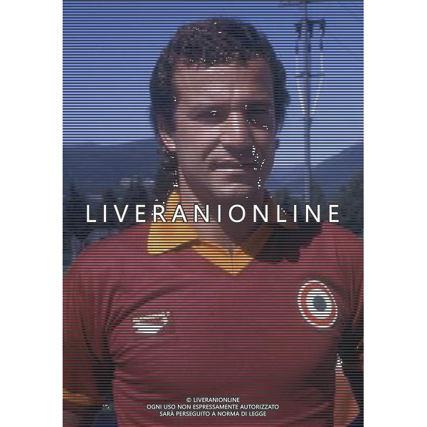 RETROSPETTIVA LUCIANO SPINOSI CALCIATORE E ALLENATORE NELLA FOTO LUCIANO SPINOSI CON LA MAGLIA DELLA ROMA AG ALDO LIVERANI SAS