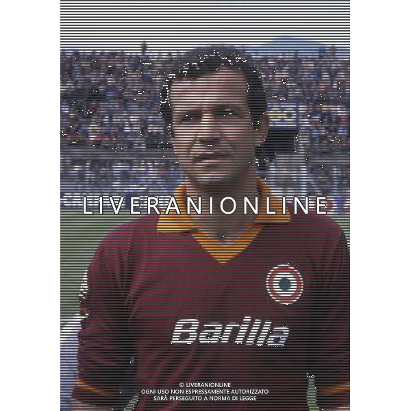RETROSPETTIVA LUCIANO SPINOSI CALCIATORE E ALLENATORE NELLA FOTO LUCIANO SPINOSI CON LA MAGLIA DELLA ROMA AG ALDO LIVERANI SAS