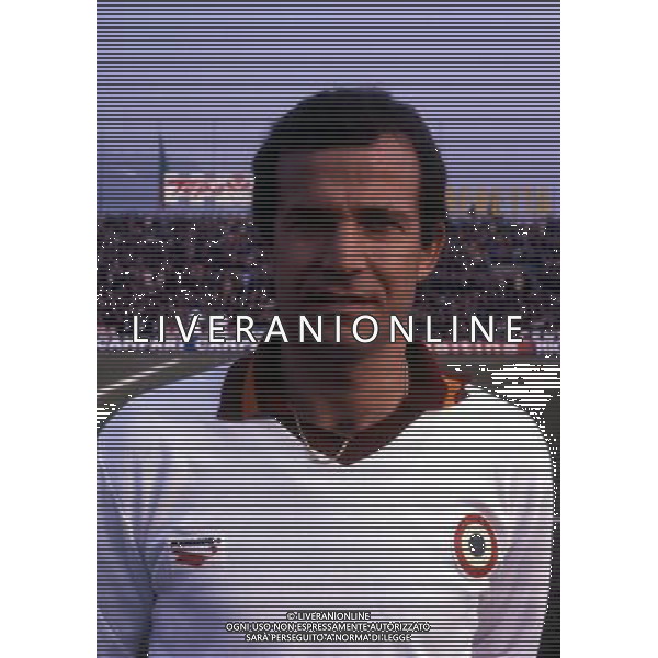 RETROSPETTIVA LUCIANO SPINOSI CALCIATORE E ALLENATORE NELLA FOTO LUCIANO SPINOSI CON LA MAGLIA DELLA ROMA AG ALDO LIVERANI SAS