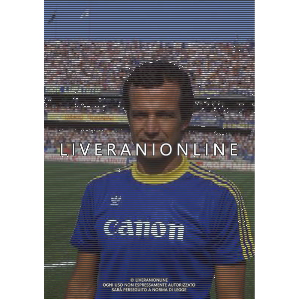 RETROSPETTIVA LUCIANO SPINOSI CALCIATORE E ALLENATORE NELLA FOTO LUCIANO SPINOSI CON LA MAGLIA DEL VERONA AG ALDO LIVERANI SAS