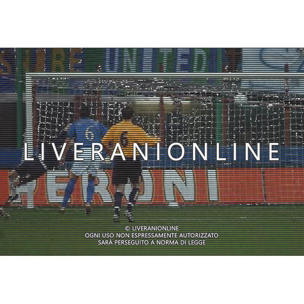 Milano 26/03/2005 Italia - Scozia qualificani mondiali 2006 nella foto parata di gianluigi buffon ph luzzani/agenzia aldo liverani