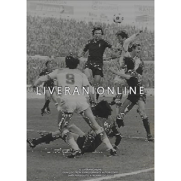 RETROSPETTIVA LUCIANO SPINOSI CALCIATORE E ALLENATORE NELLA FOTO LUCIANO SPINOSI CON LA MAGLIA DELLA ROMA AG ALDO LIVERANI SAS