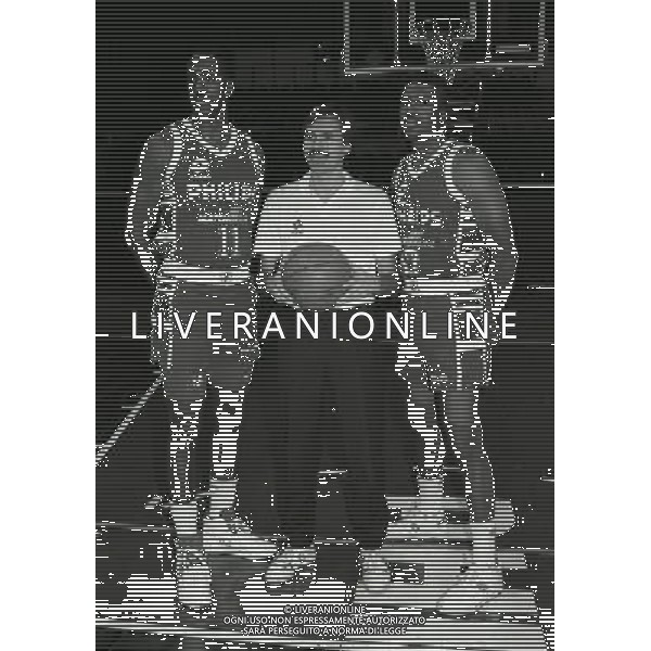 PHILIPS MILANO BASKET 1990-1991 NELLA FOTO MIKE D\'ANTONI ALLENATORE PHILIPS MILANO CON COZEL MC QUEEN E JAY VINCENT AG ALDO LIVERANI SAS