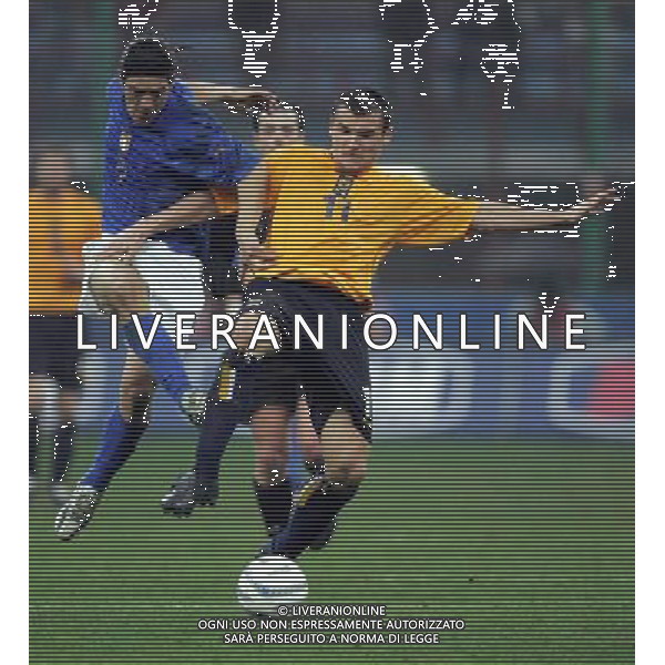 Milano 26 marzo 2005 Italia-Scozia qualificazione mondiali 2006 nella foto: Camoranesi e McCulloch foto Andry / Ag. Aldo Liverani