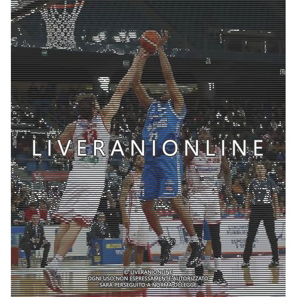 Basket Consultinvest Pesaro - Red October CantÃ¹ 05/02/2017 nella foto: TREMMELL DARDEN e SIMAS JASAITIS Â©Claudio Zamagni/Agenzia Aldo Liverani