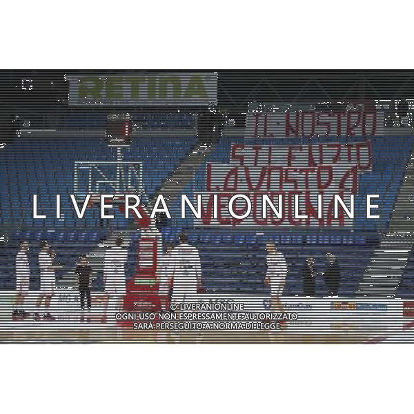 Basket Consultinvest Pesaro - Red October CantÃ¹ 05/02/2017 nella foto: striscioni contro la Consultinvest Pesaro Â©Claudio Zamagni/Agenzia Aldo Liverani